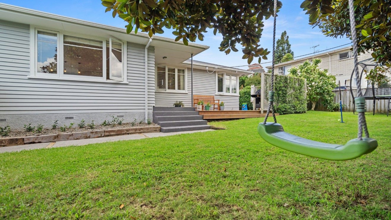 10 Landscape Road, Otumoetai, Tauranga - Carousel 1