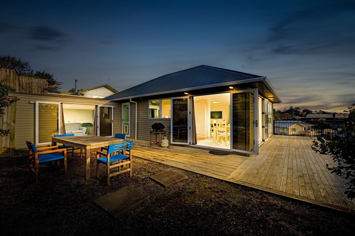 39 Queens Road, Glen Avon, New Plymouth - Carousel 1