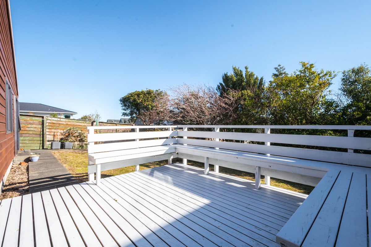 11B Warrington Grove, Newlands, Wellington - Carousel 2