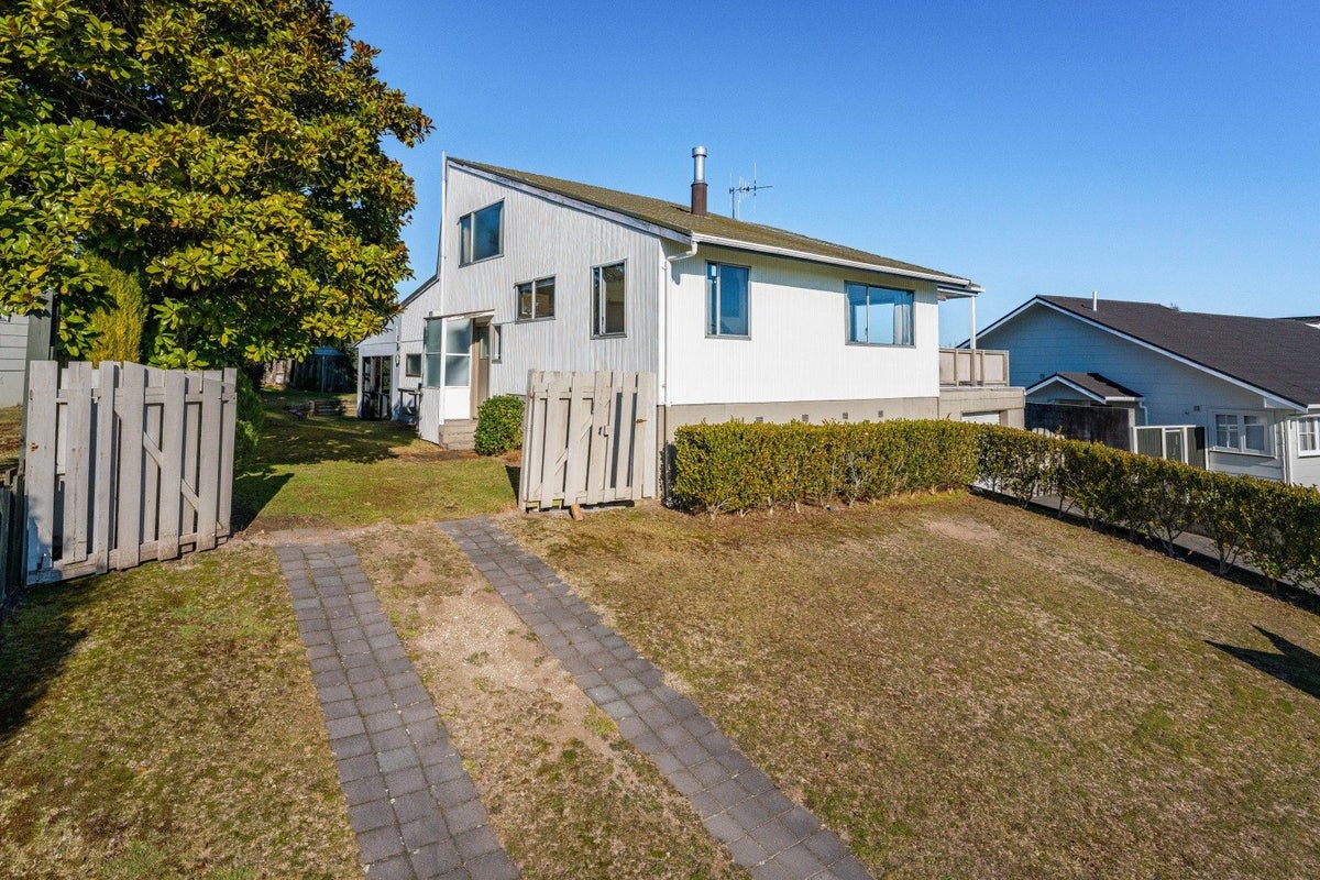 4 Battersea Place, Richmond Heights, Taupo - Carousel 1