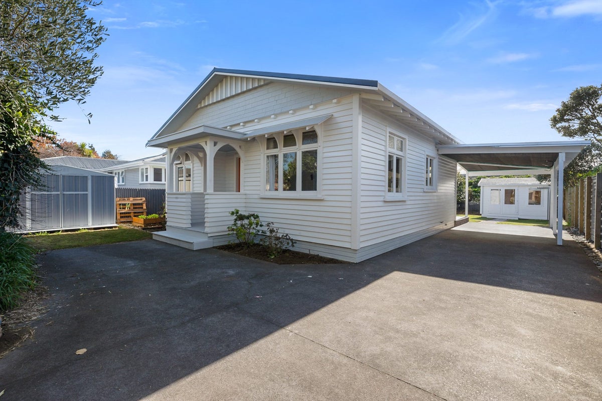 15 Atiawa Street, Glen Avon, New Plymouth - Carousel 1