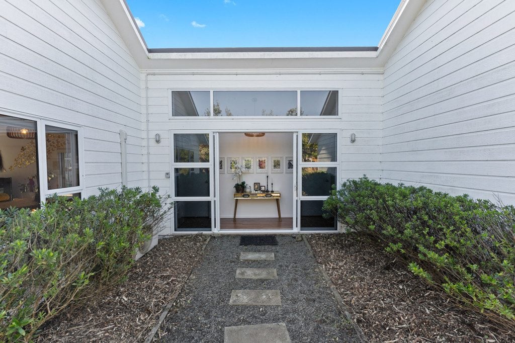 27 Sarah Street, Waikawa Beach, Levin - Carousel 1