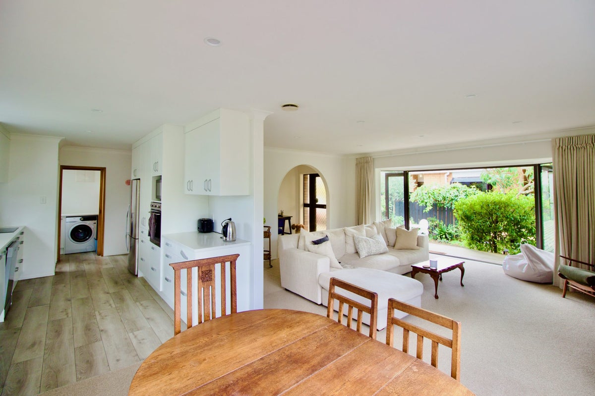 9A Kiwi Road, Point Chevalier, Auckland - Carousel 1