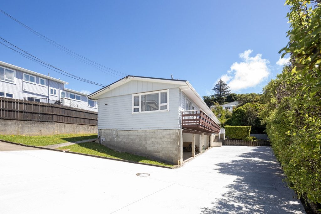 10 Kahikatea Grove, Paparangi, Wellington - Carousel 1