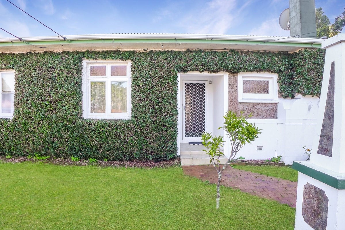 88 Kiwi Road, Point Chevalier, Auckland - Carousel 2