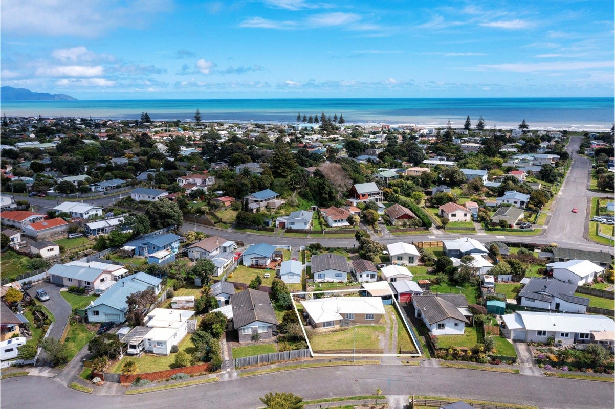 4 Colenso Place, Otaki Beach, Otaki - Carousel 1