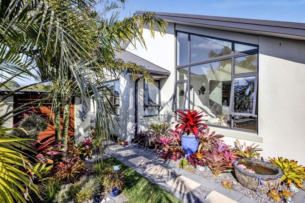 19 Dolphin Parade, Bell Block, New Plymouth - Carousel 50