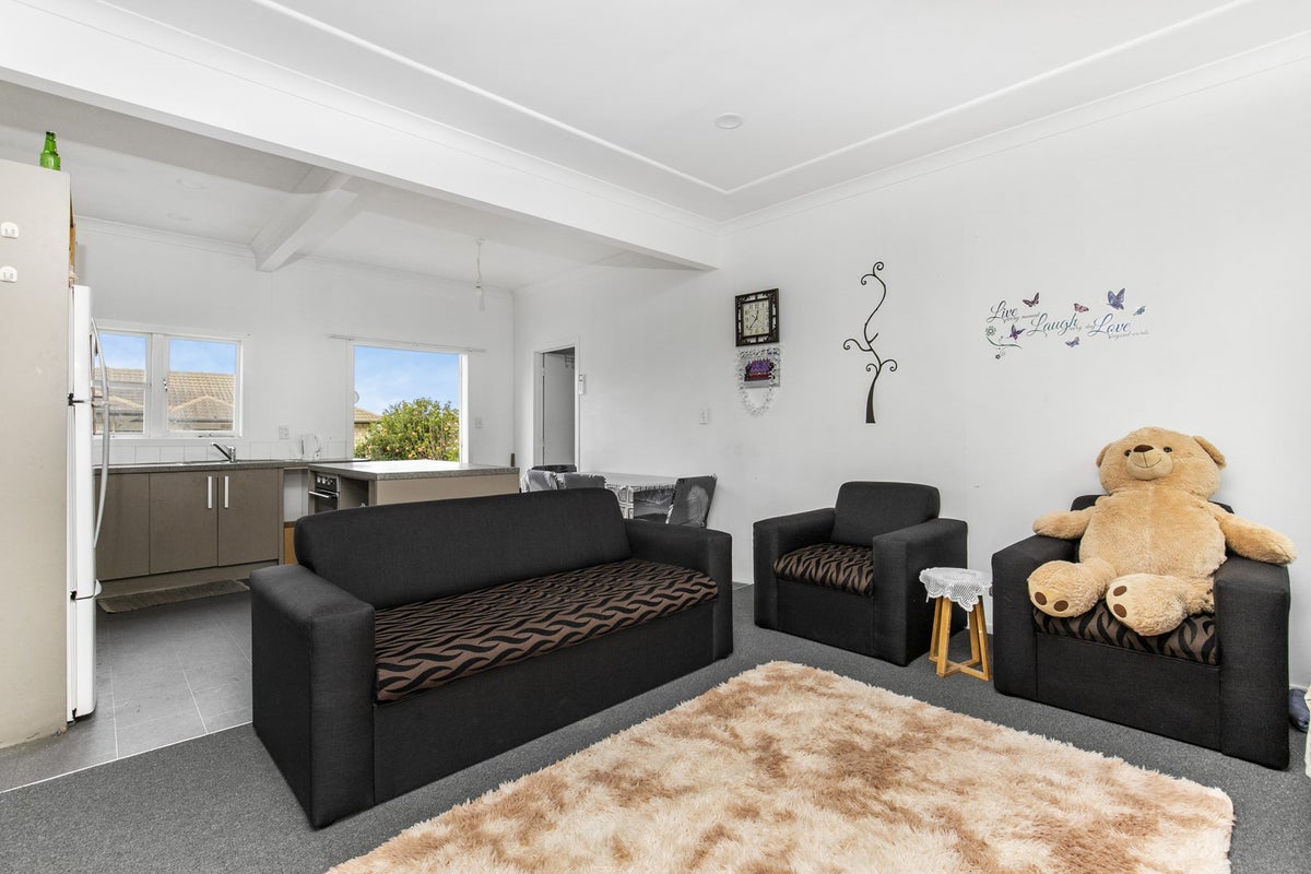 7 Freyberg Avenue, Papatoetoe, Auckland - Carousel 2