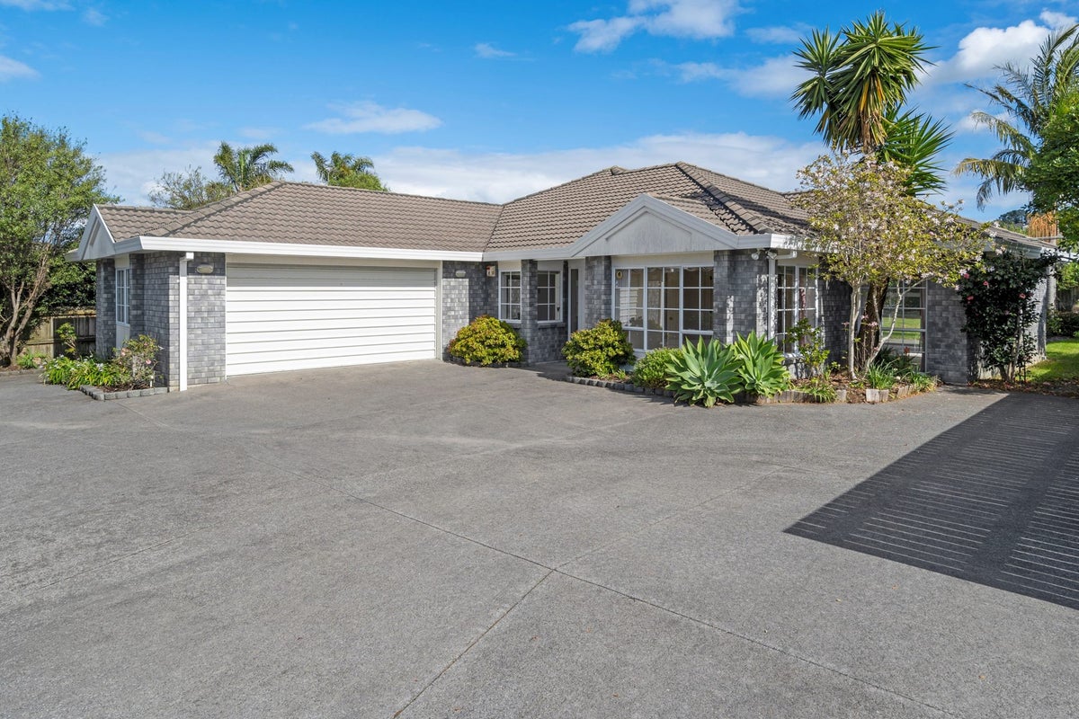 4 Rosetti Rise, West Harbour, Auckland - Carousel 1