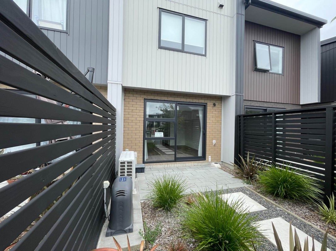 11 Selo Street, Glen Eden, Auckland - Carousel 1