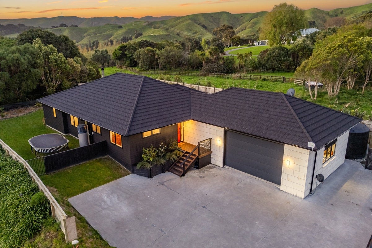 355 Grays Road, Pauatahanui, Porirua - Carousel 1