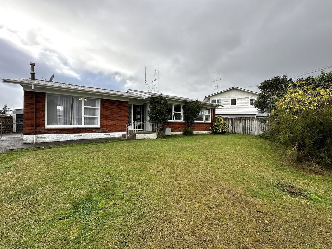 6 Paulette Place, Queenwood, Hamilton - Carousel 1