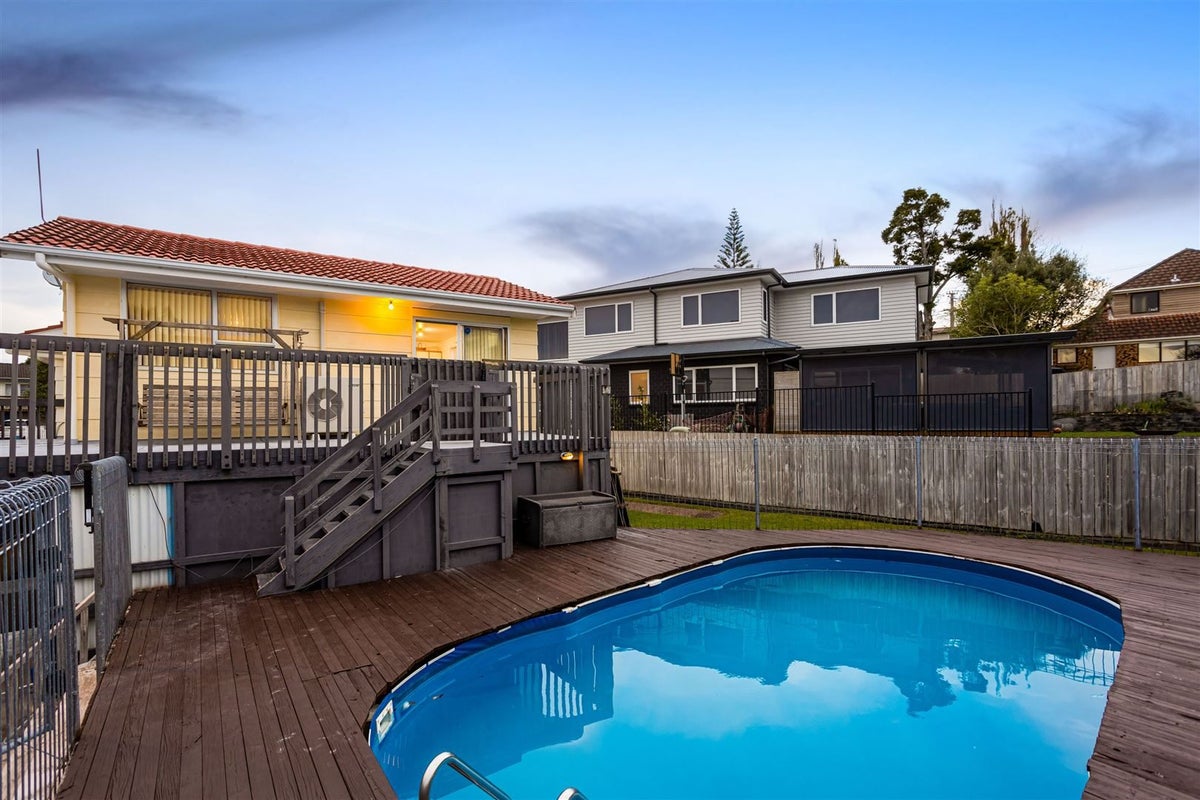 8 Sari Place, Massey, Auckland - Carousel 1
