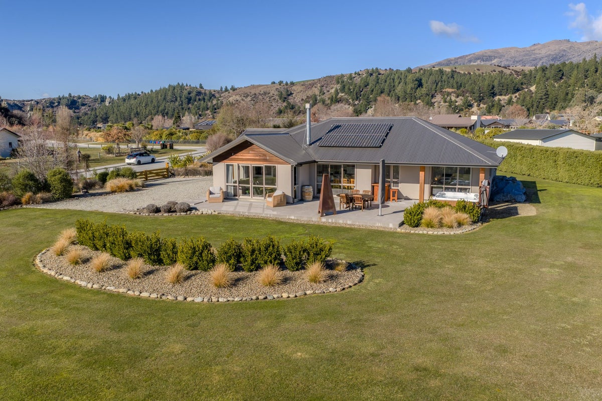 1 Harris Place, Luggate, Wanaka - Carousel 2