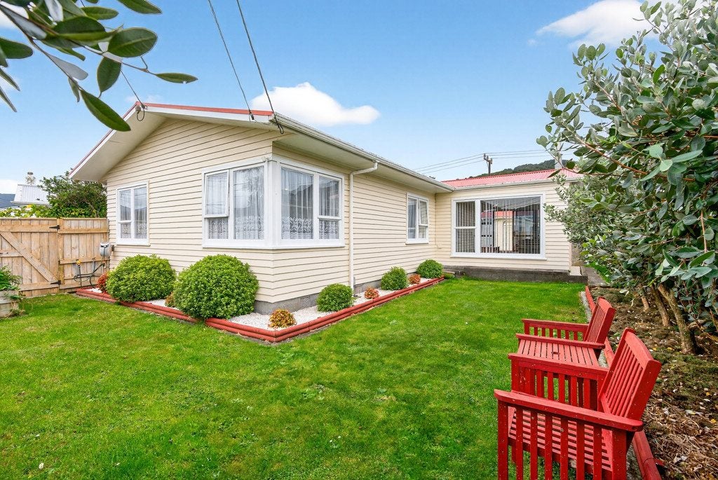 23 Karamu Crescent, Wainuiomata, Lower Hutt - Carousel 1