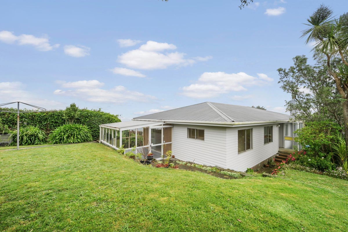 15 Padnell Crescent, Paparangi, Wellington - Carousel 1