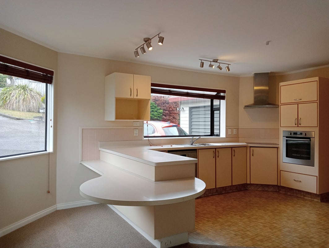 32B Sailmaker Close, Whitby, Porirua - Carousel 1