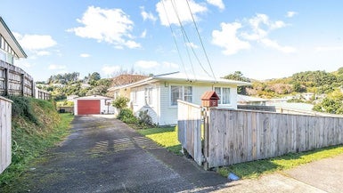 31 Swansea Street, Cannons Creek, Porirua - Carousel 1