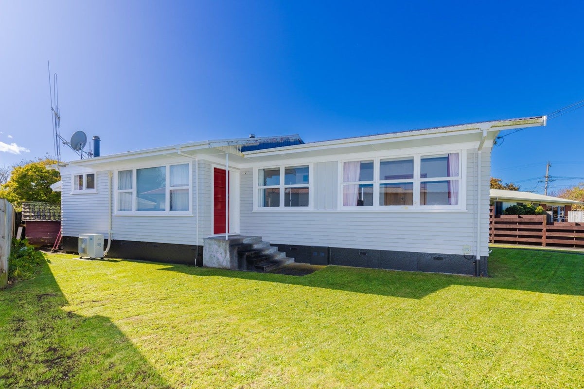 4 Forth Crescent, Glenview, Hamilton - Carousel 1