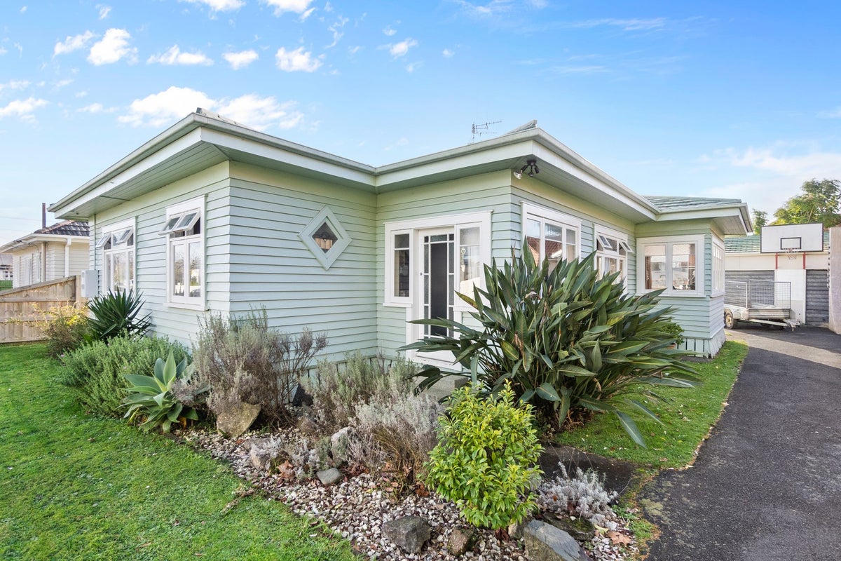 69 Cook Street, Hamilton East, Hamilton - Carousel 2
