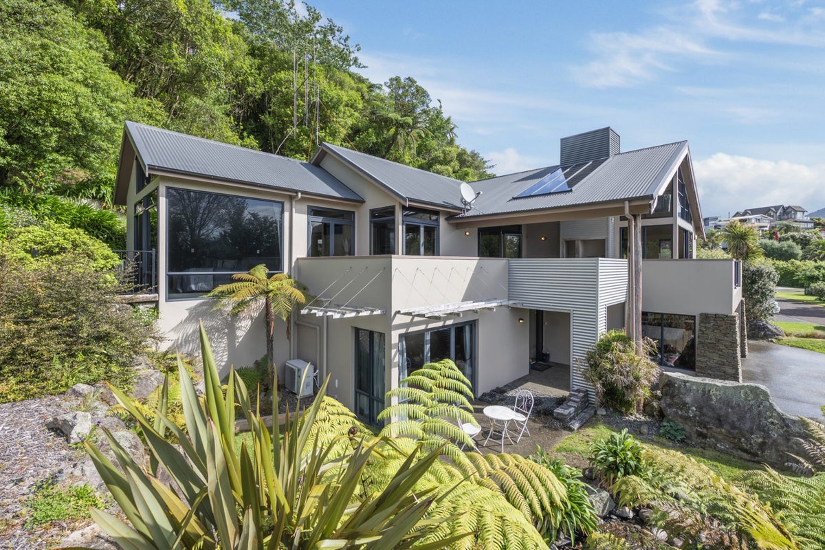 11 Gemini Place, Kawaha Point, Rotorua - Carousel 2
