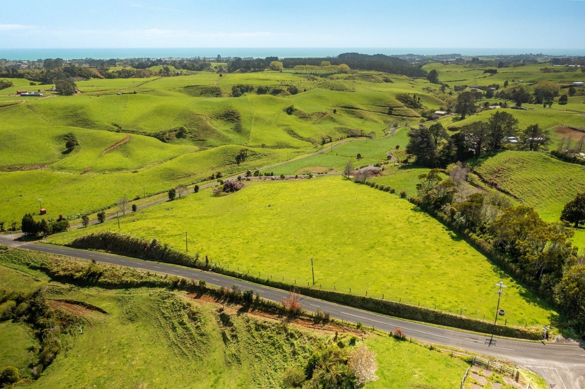 7 Dorset Road, Hillsborough, New Plymouth - Carousel 2