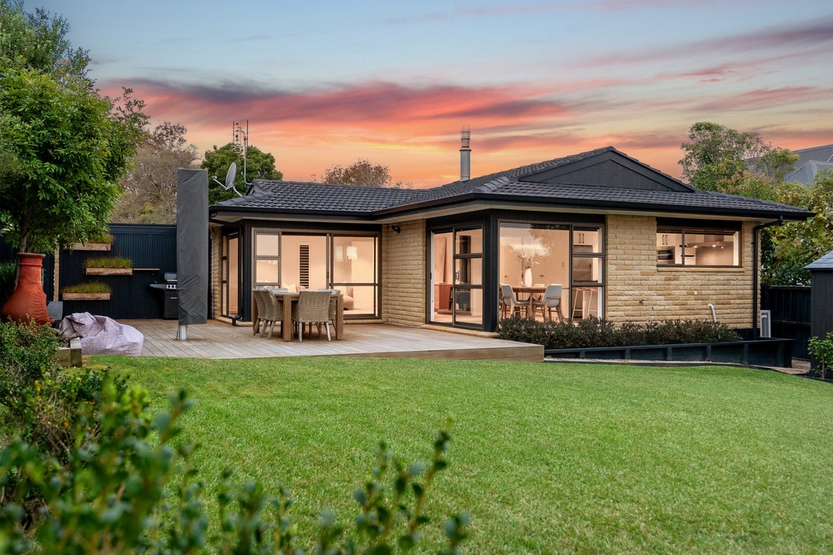 13 Curacao Place, Half Moon Bay, Auckland - Carousel 1