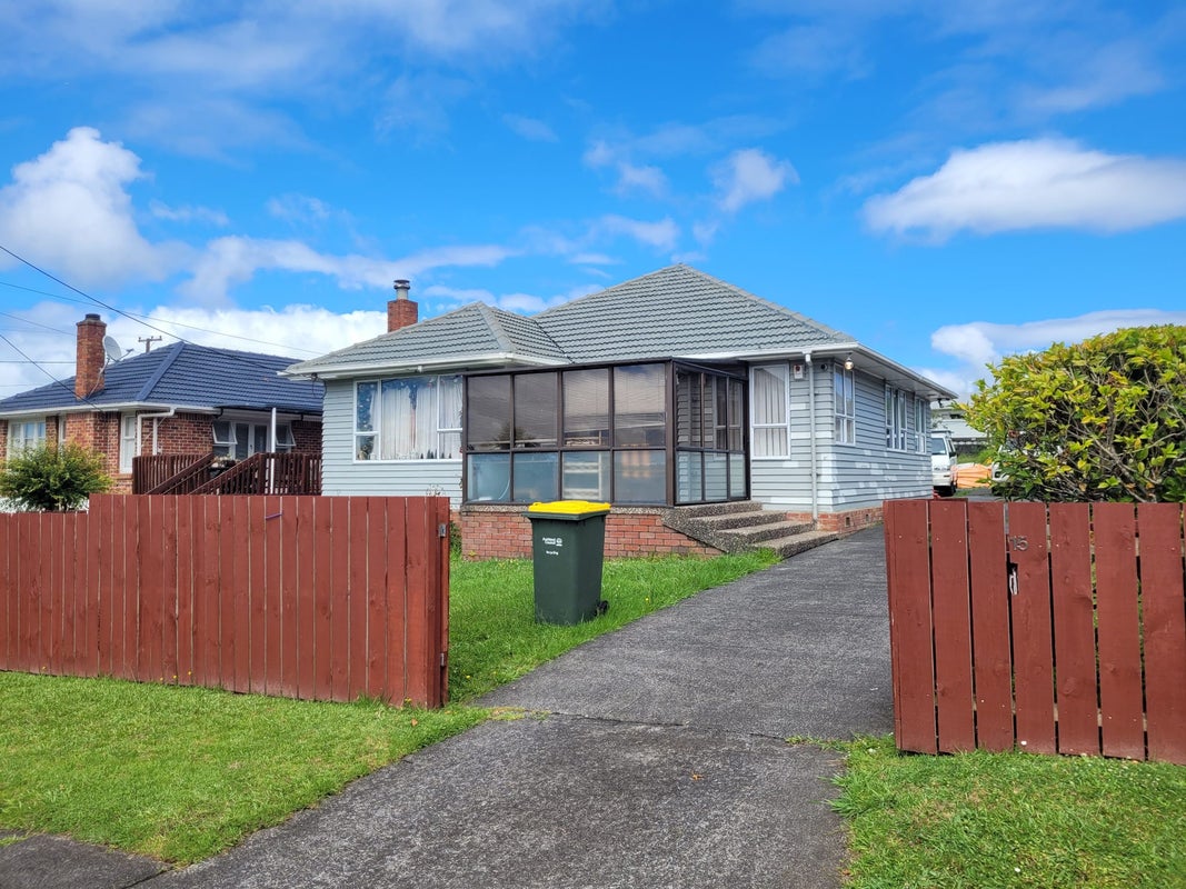15 Tiki Street, New Lynn, Auckland - Carousel 1