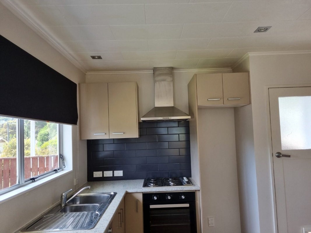 2/6 CLUNY RD, PLIMMERTON, PORIRUA - Carousel 2