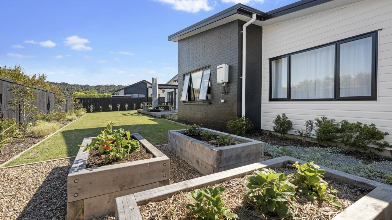 19 Raymond Grace Avenue, Huapai, Kumeu - Carousel 1