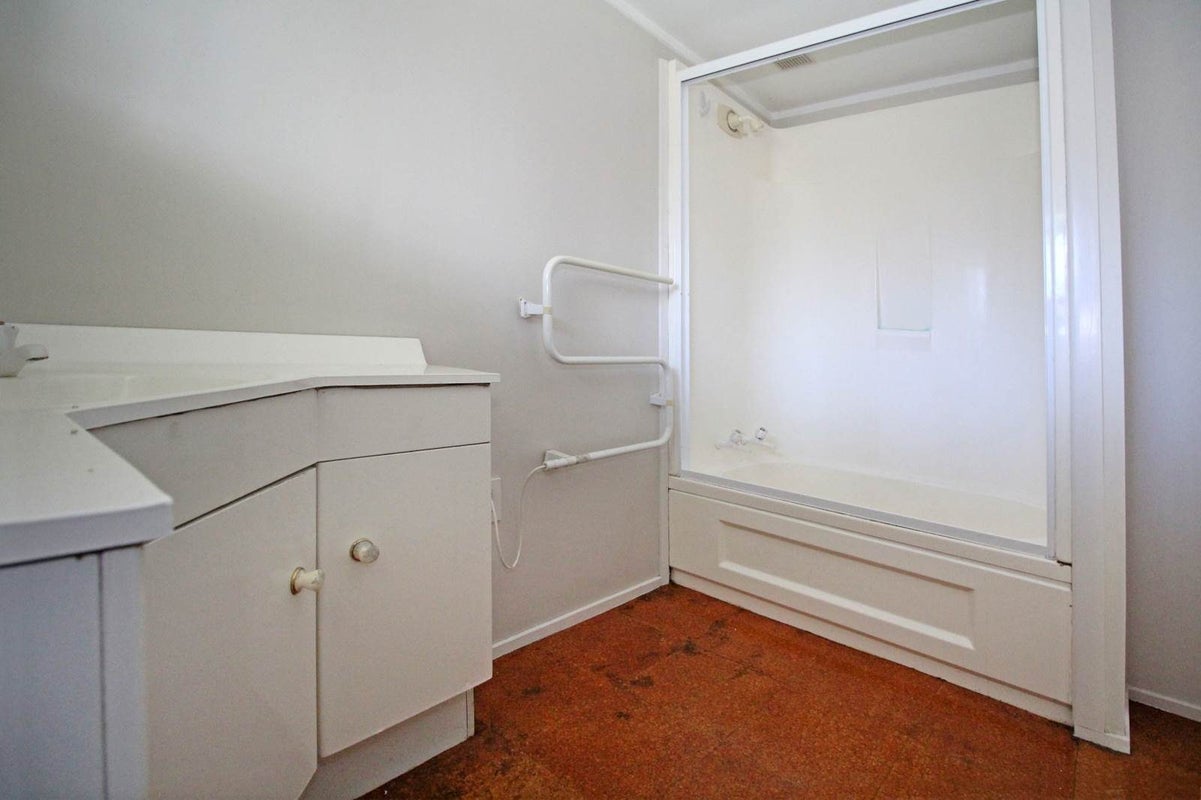 1/3 Fifeshire Street, Belmont, Auckland - Carousel 12