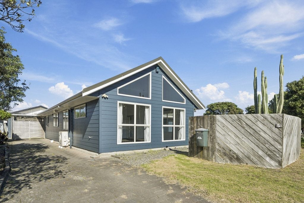 5 Adrian Grove, Waikanae Beach, Waikanae - Carousel 1