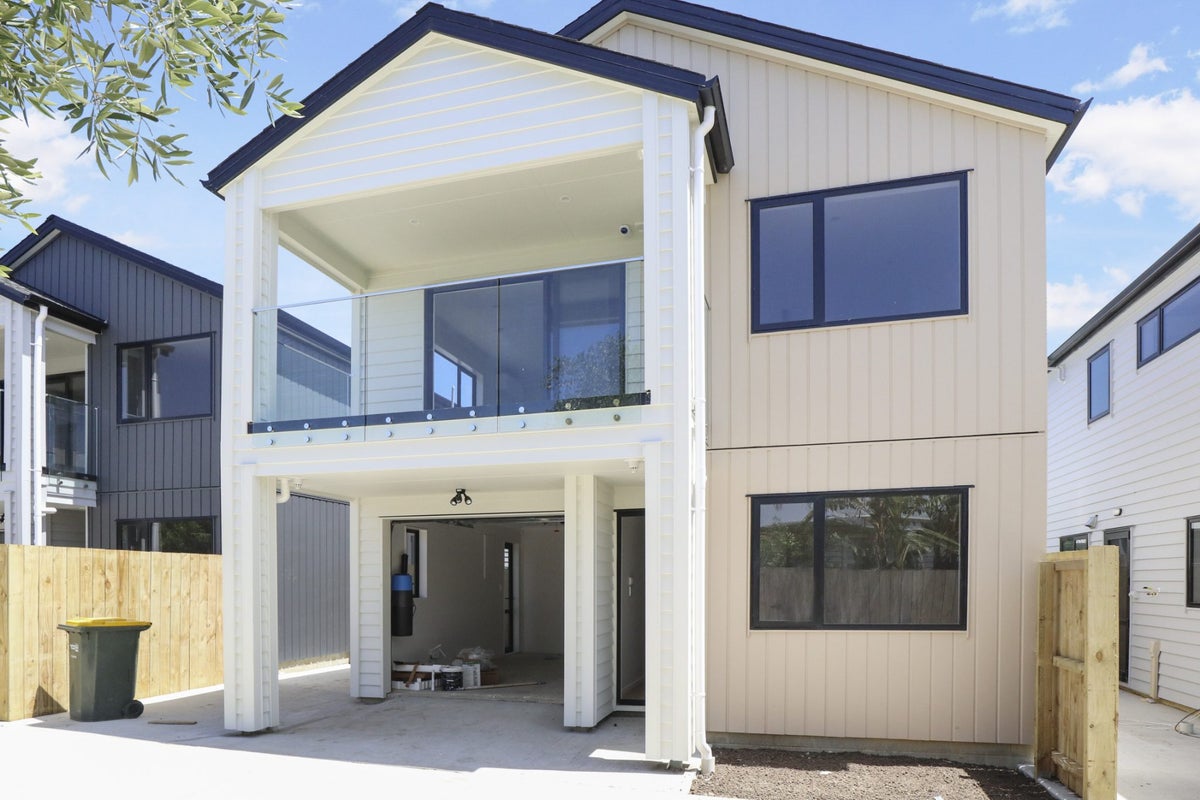 12B Binsted Road, New Lynn, Auckland - Carousel 1