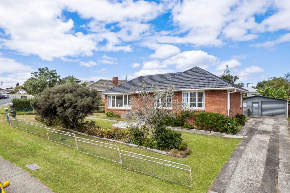 18 Essex Street, Te Atatu South, Waitakere City, Auckland - Carousel 1