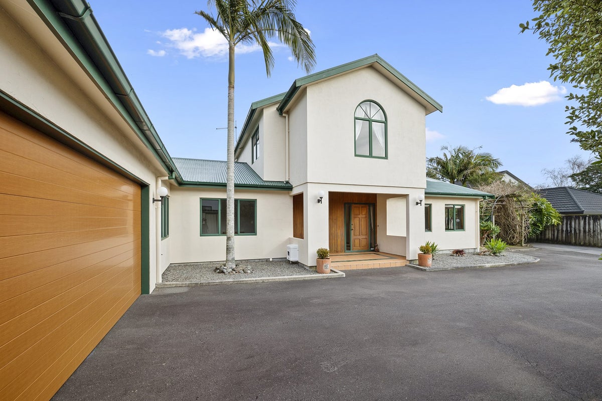 10E Kinross Drive, Merrilands, New Plymouth - Carousel 1