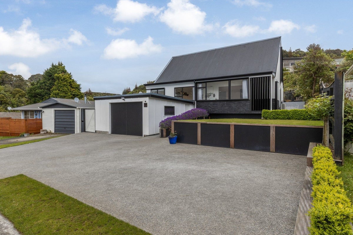 32 Thimble Lane, Whitby, Porirua - Carousel 1