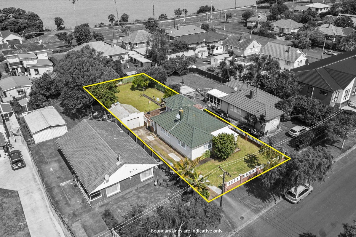 44 Tamatea Avenue, Point England, Auckland - Carousel 1
