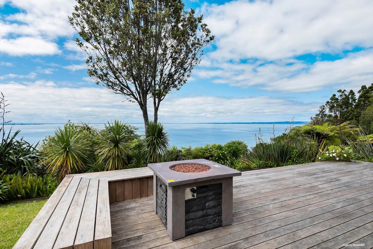98 Cliff View Drive, Green Bay, Auckland - Carousel 2