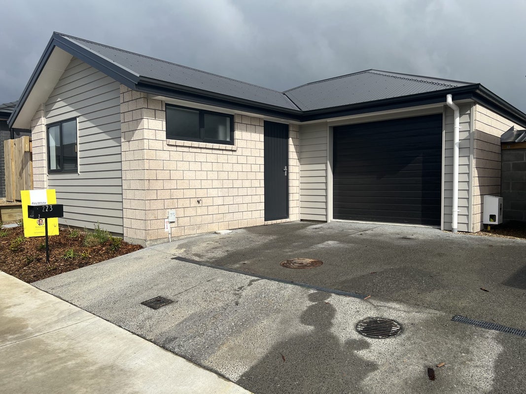 2/221 Baverstock Road, Grandview Heights, Hamilton - Carousel 1