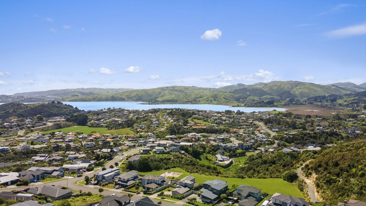 71 Endeavour Drive, Whitby, Porirua - Carousel 1