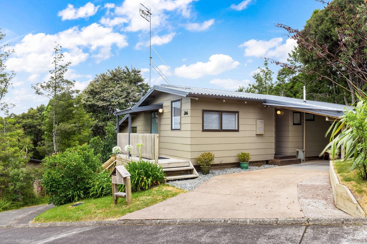 36 Longfellow Parade, Glen Eden, Auckland - Carousel 1