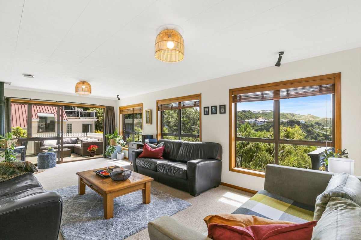 24 Southern Cross Crescent, Island Bay, Wellington - Carousel 1