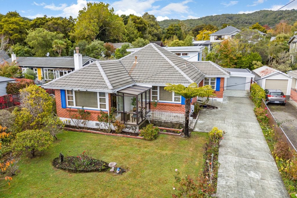 22 Pempsey Street, Silverstream, Upper Hutt - Carousel 1