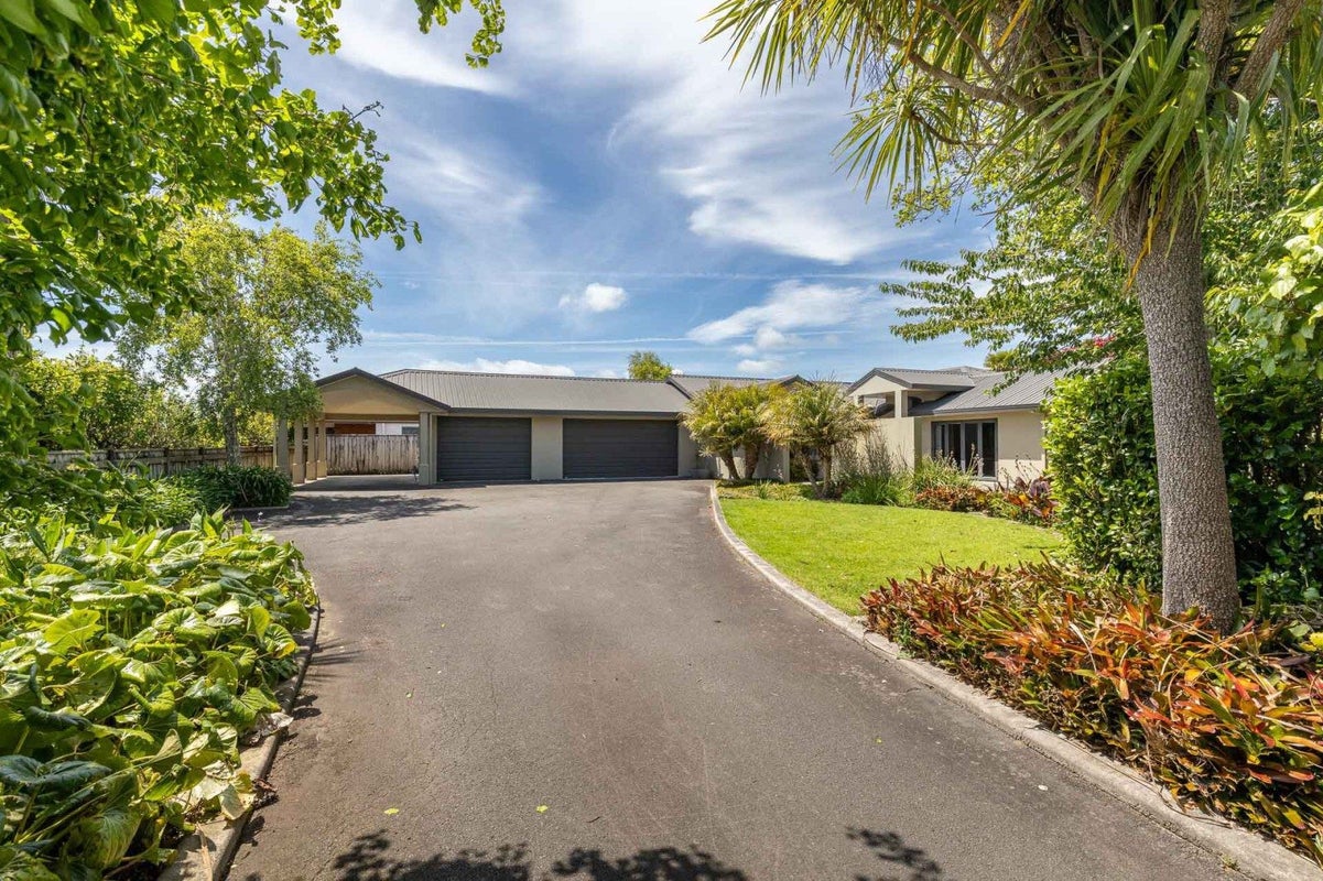 3C Kinross Drive, Merrilands, New Plymouth - Carousel 1