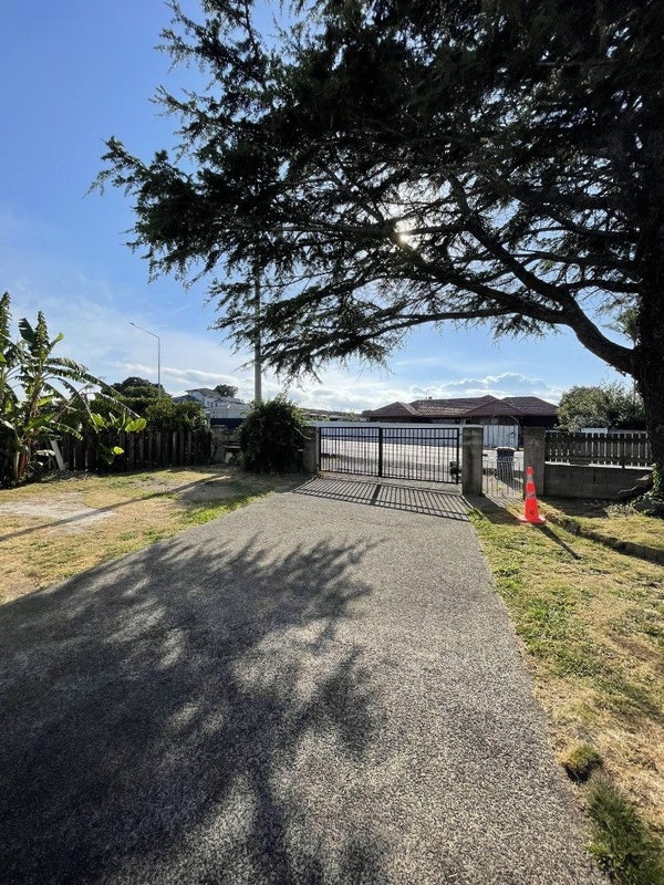 2/212 Te Atatu Road, Te Atatu South, Auckland - Carousel 2