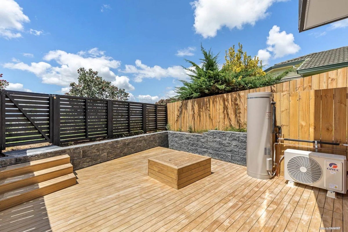 6/24 Carnoustie Drive, Wattle Downs, Auckland - Carousel 1