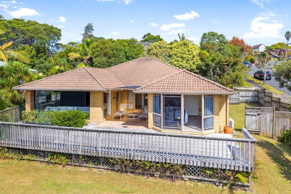 2 Greenleaf Way, Northcross, Auckland - Carousel 1