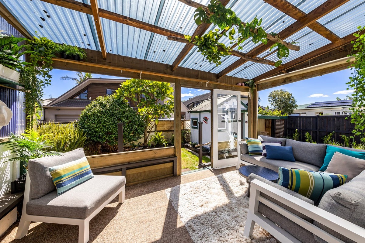 32 Dignan Street, Point Chevalier, Auckland - Carousel 2