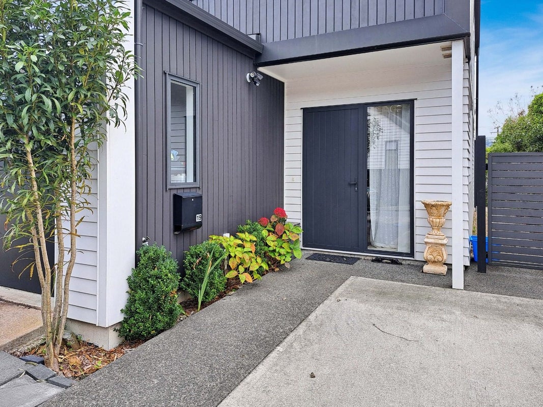 19 Glen Evans Crescent, Fairfield, Lower Hutt - Carousel 12