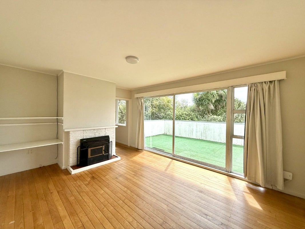 26 Tiroroa Avenue, Te Atatu South, Auckland - Carousel 2